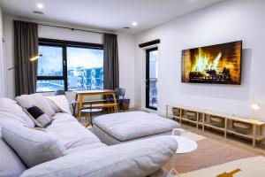 Posezení v ubytování Tumbledown Condo by Revelstoke Vacations