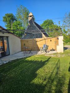 Vonkajšia záhrada v ubytovaní Le Pigeonnier de coupiac + 3 fotografie