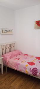 a bedroom with a bed with a pink blanket at Casa TEO in Entrena
