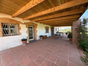 un patio al aire libre con pérgola de madera en Masia en el Delta del Ebro, en L'Aldea 17 fotos más