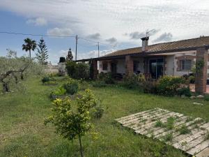 una casa con un patio con un patio sidx sidx sidx en Masia en el Delta del Ebro, en L'Aldea