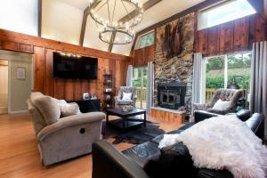 a living room with a couch and a fireplace at Hidden Cabin - Adventure Awaits! in Gainesville