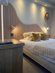 Postel nebo postele na pokoji v ubytování Logis Hôtel Le Glacier