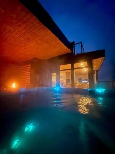 Swimmingpoolen hos eller tæt på Chalet aux ℳille et une vues