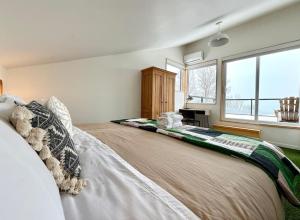 En eller flere senge i et værelse på Chalet aux ℳille et une vues + 35 billeder