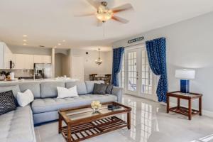 Posezení v ubytování The Marvel Mansion 5BR Pool Home Near Disney World