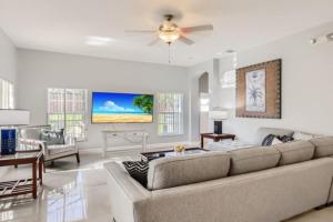 TV a/nebo společenská místnost v ubytování The Marvel Mansion 5BR Pool Home Near Disney World