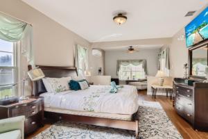 Postel nebo postele na pokoji v ubytování The Marvel Mansion 5BR Pool Home Near Disney World + 30 fotografií