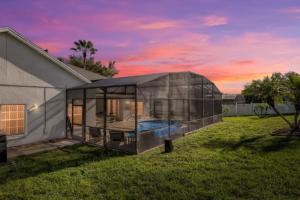 Bazén v ubytování The Marvel Mansion 5BR Pool Home Near Disney World nebo v jeho okolí