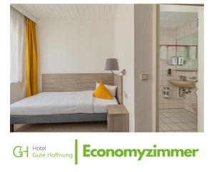 Postel nebo postele na pokoji v ubytování Hotel Gute Hoffnung Pforzheim