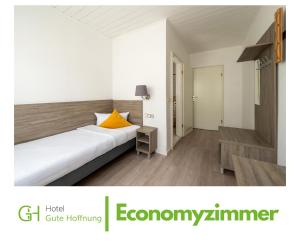 Postel nebo postele na pokoji v ubytování Hotel Gute Hoffnung Pforzheim