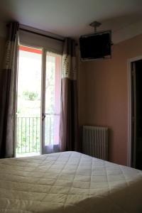 Postel nebo postele na pokoji v ubytování Hôtel Sampiero Corso