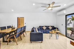 a living room with a blue couch and a table at Comodidad, lujo y privacidad in Cabo San Lucas