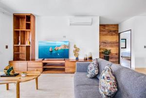 卡波圣卢卡斯Lugar tranquilo y elegante的客厅里有一张沙发和一台电视