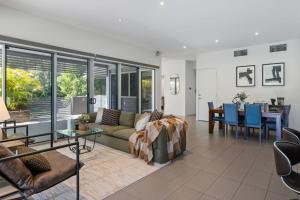 Posezení v ubytování Stylish 4BR Home with BBQ and Media Room in Mt Ommaney
