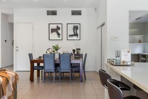 Posezení v ubytování Stylish 4BR Home with BBQ and Media Room in Mt Ommaney