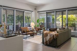 Posezení v ubytování Stylish 4BR Home with BBQ and Media Room in Mt Ommaney