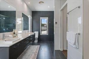 Koupelna v ubytování Stylish 4BR Home with BBQ and Media Room in Mt Ommaney
