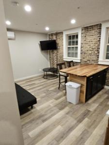 Una sala de estar con una mesa y sillas de madera. en Modern 1BR Apartment in GREAT Location Unit 203, en Maryville