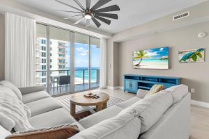 una sala de estar con un sofá y una mesa en 2BR Tranquil Luxury by the Sea. Chic apt at Amrit, en Riviera Beach