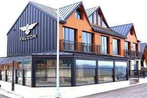 扎布利亚克Hotel Falcon的正面有标志的建筑物