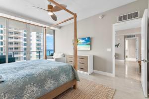 Un dormitorio con una cama y una ventana grande. en 2BR Tranquil Luxury by the Sea. Chic apt at Amrit, en Riviera Beach 46 fotos más