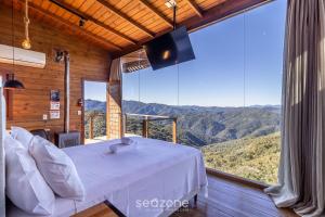 Nespecifikovaný výhled na hory nebo výhled na hory při pohledu z prázdninového domu