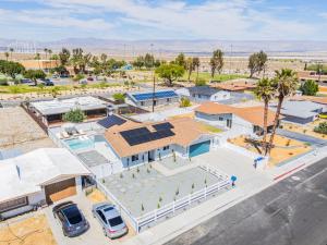 パーム・スプリングスにあるThe Joyce Ellen by Rather Be Propertiesの駐車場付き建物の空中ビュー