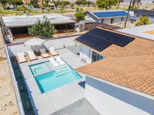 パーム・スプリングスにあるThe Joyce Ellen by Rather Be Propertiesの屋根の太陽電池パネル付きの家屋