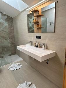 Bilik mandi di Deluxe Apart Bader