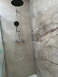 Bilik mandi di Deluxe Apart Bader