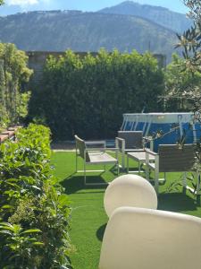 een groep stoelen en tafels in een tuin bij Villa Emma in Palermo