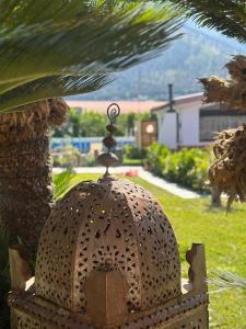 een metalen voorwerp met daarop een antenne bij Villa Emma in Palermo