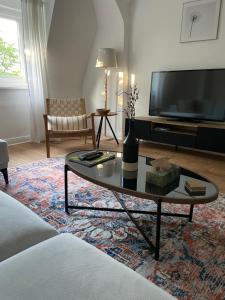 a living room with a coffee table and a flat screen tv at İnci in Hamburg