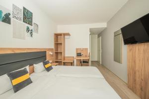 TV a/nebo společenská místnost v ubytování Hotel Gute Hoffnung Pforzheim
