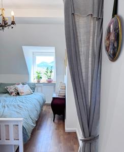 a bedroom with a bed and a window at Apartament Eviva l'arte! in Boguszów-Gorce