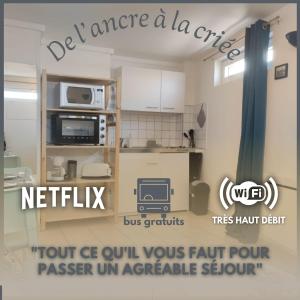 un'immagine di una cucina con un forno a microonde e un frigorifero di Offre Novembre De l'ancre à la criée hyper centre Dunkerque a Dunkerque