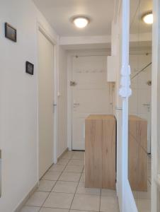 un corridoio con una porta e un pavimento piastrellato di Offre Novembre De l'ancre à la criée hyper centre Dunkerque a Dunkerque