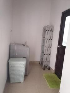 Un baño con una alfombra verde al lado de una puerta. en Mystic home stay, en Nikawatawana