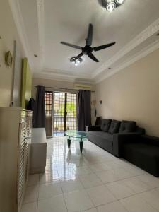 Ruang duduk di Golden Shower Apartment