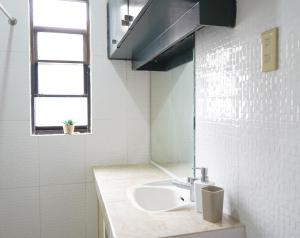 Ένα μπάνιο στο Natos Residences - Los Angeles +41 φωτογραφίες