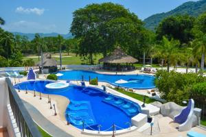 Pacifica Resort Ixtapa في اكستابا: صورة لحمام سباحة في منتجع
