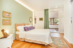 een slaapkamer met een groot bed in een kamer bij Villa Emma in Palermo