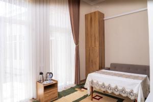 Кровать или кровати в номере Orzu Guest House
