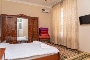 Кровать или кровати в номере Orzu Guest House