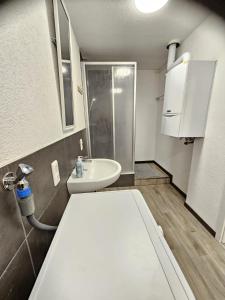 Phòng tắm tại -MrWohnraum- Apartments in Dillenburg - bis zu 6 Personen