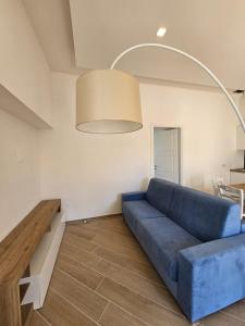 a living room with a blue couch and a table at Acquamarina in Sant'Agnello