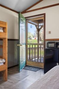 een kamer met een deur naar een balkon bij Cozy Cabin3 Within Campground in Mifflinburg