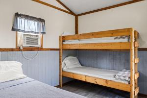 twee stapelbedden in een kamer met een raam bij Cozy Cabin3 Within Campground in Mifflinburg