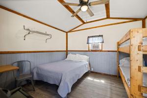 een slaapkamer met een bed en een plafondventilator bij Cozy Cabin3 Within Campground in Mifflinburg